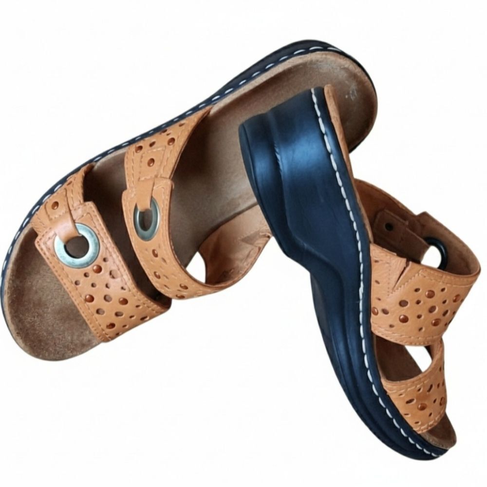 Clarks Lexi Laurel women’s 7M Tan Slide Comfort Sandal Studded Laser Cut Leather - Picture 1 of 15